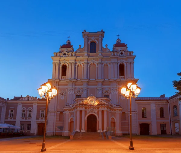 Vilnius. Igreja Católica de St. Terez ao amanhecer . — Fotografia de Stock