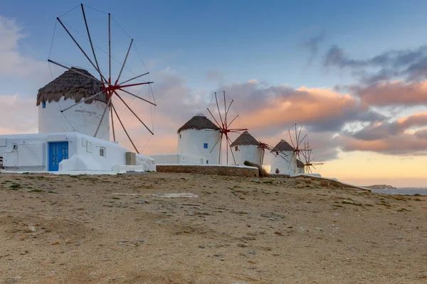 市内の丘の上に白い風車 ミコノス島 ギリシャだ チョーラ — ストック写真