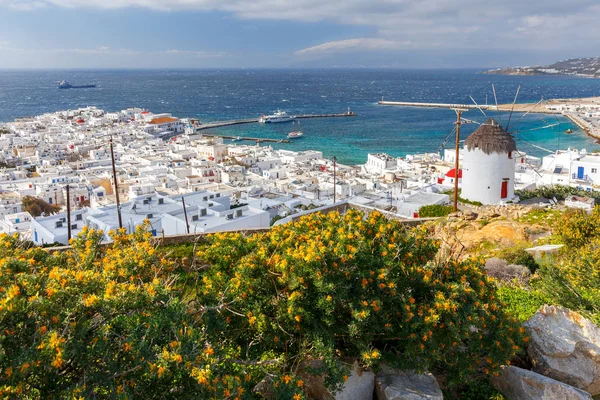 Mykonos. Um velho moinho de vento tradicional . — Fotografia de Stock