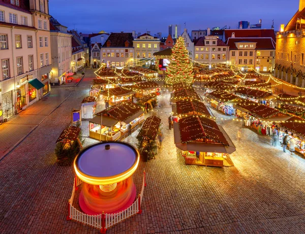 Tallin. Plaza del Ayuntamiento en Navidad. — Foto de Stock