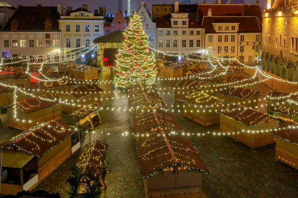 Tallinn. Rathausplatz zu Weihnachten. — Stockfoto