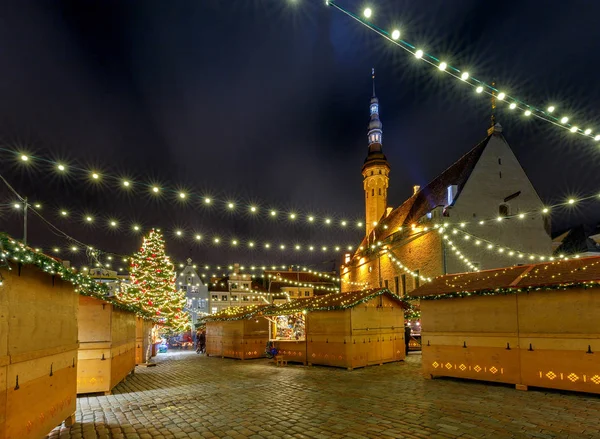 Tallinn. Rathausplatz zu Weihnachten. — Stockfoto
