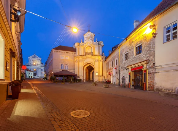 Vilnius. Den gamle byport ved daggry . - Stock-foto