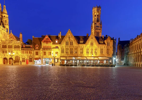 Brugge. Praça da Câmara Municipal ao pôr do sol . — Fotografia de Stock