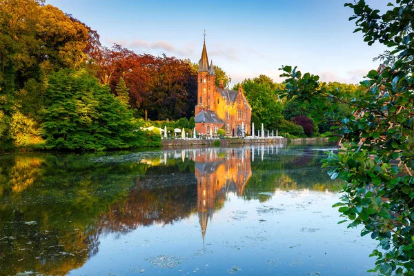 Brugge. Gün batımında Minnevater park.