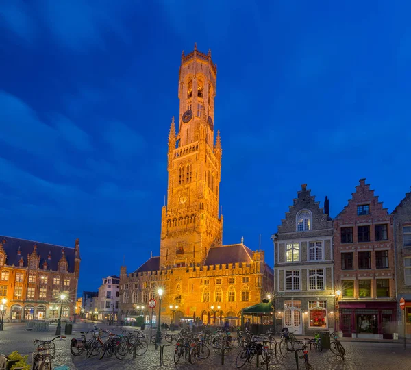 Brugge. Tržní náměstí při západu slunce. — Stock fotografie