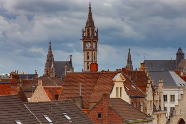 Beyler. Gün batımında saat kulesi.