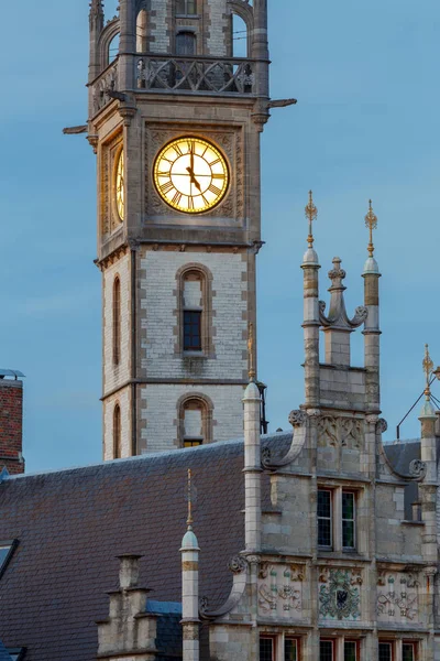 Beyler. Gün batımında saat kulesi.