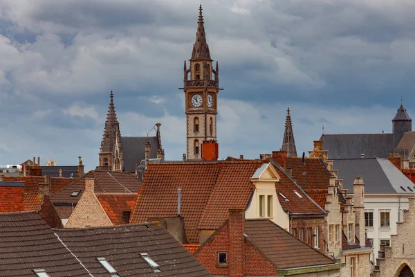 Beyler. Gün batımında saat kulesi.