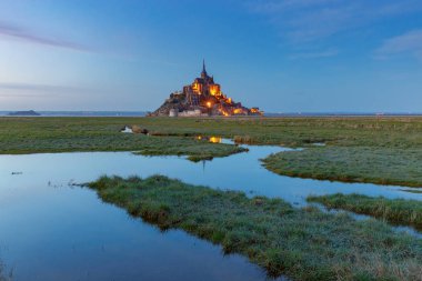 Gün batımında Mont Saint-Michel.