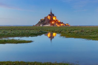 Gün batımında Mont Saint-Michel.