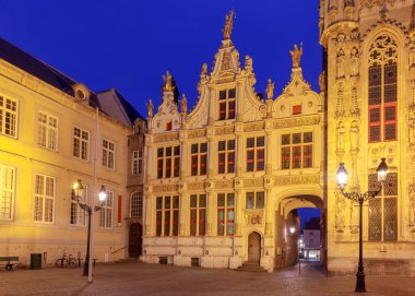 Brugge. Town Hall Meydanı gün batımında.