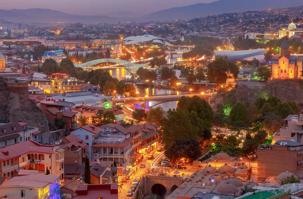 Tbiliszi. Kilátás nyílik a városra, a naplemente. — Stock Fotó