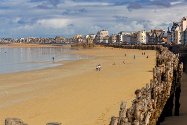 Saint-Malo 'da. Kumsalda sular çekildiğinde.