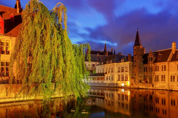 Bruges. Canale della città nell'illuminazione notturna . — Foto Stock