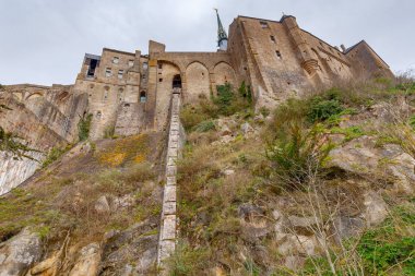 Gün batımında Mont Saint-Michel.