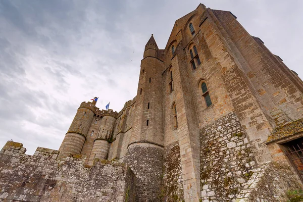 Mont Saint-Michel vid solnedgången. — Stockfoto