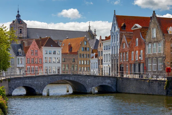 Brugge. Kanaal Spiegel Rei. — Stockfoto