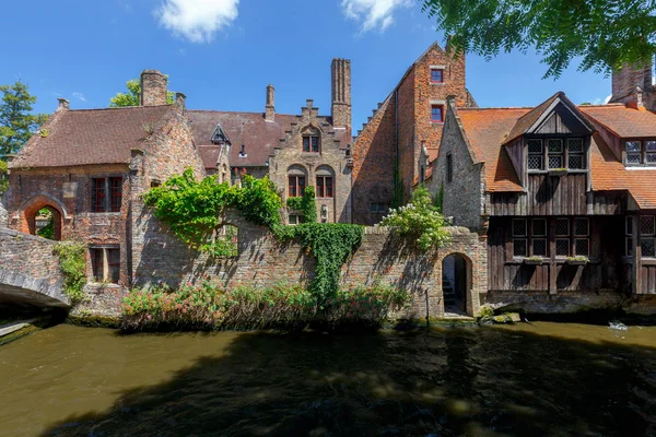 Brugge. Casas medievales sobre el canal . —  Fotos de Stock