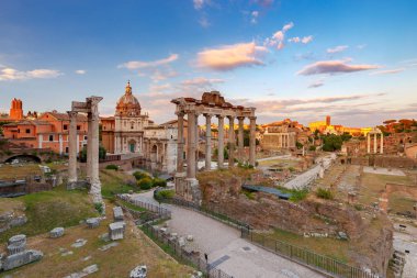 Roma. Gün batımında roman Forum.