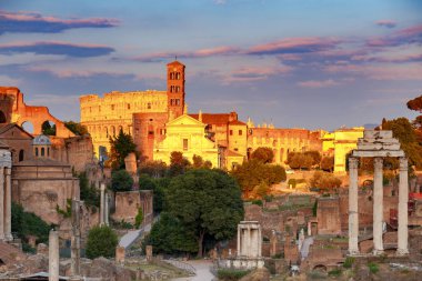 Roma. Gün batımında roman Forum.