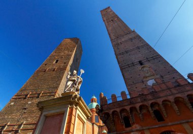 Bologna. Düşen kuleleri.