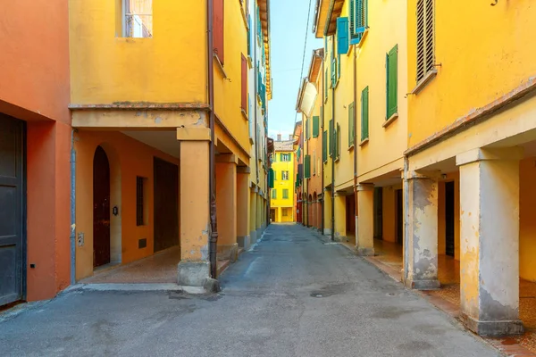 Bologna. Barevné fasády domů. — Stock fotografie