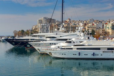 Atina. Bağlantı noktası pire.