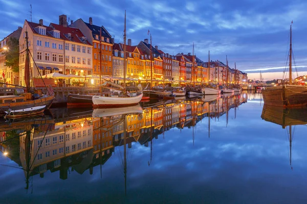Копенгаген. Нюхавн та забезпечує канал є на світанку. — стокове фото