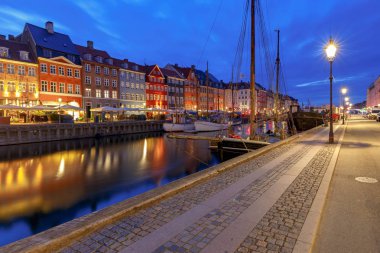 Kopenhag. Şafakta Nyhavn kanal..