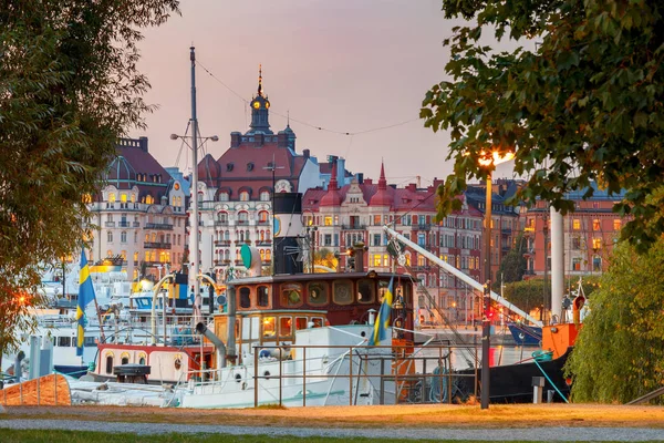 Stockholmban. Városi töltés naplementekor. — Stock Fotó