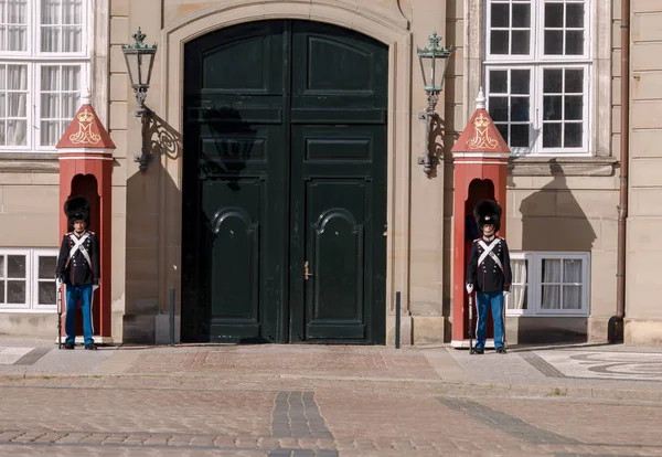 Kopenhagen. Bewaffnete Wächter in Amalienborg. — Stockfoto