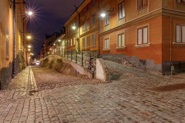 Stockholm. Stará ulice v noci. — Stock fotografie