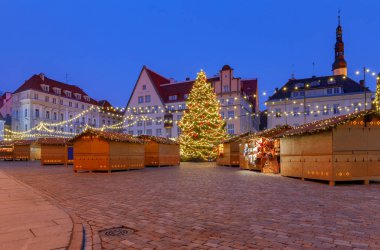 Tallinn. Noel 'de kasaba meydanı.
