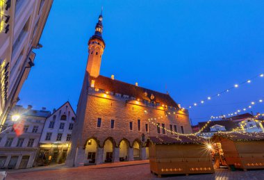 Tallinn. Noel 'de kasaba meydanı.