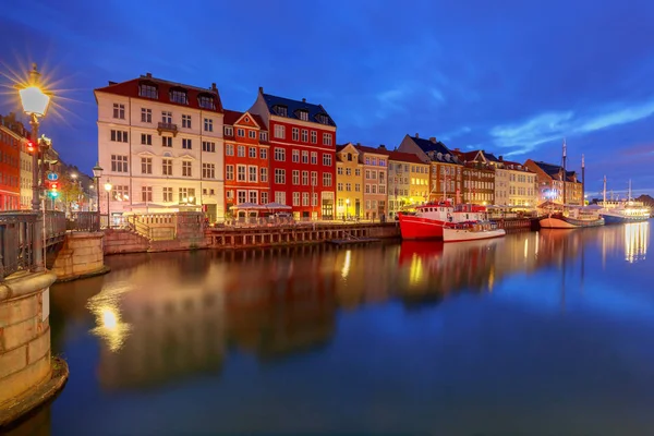 古い中世の家屋やニューハウン運河に沿って船の色とりどりのファサード デンマーク — ストック写真