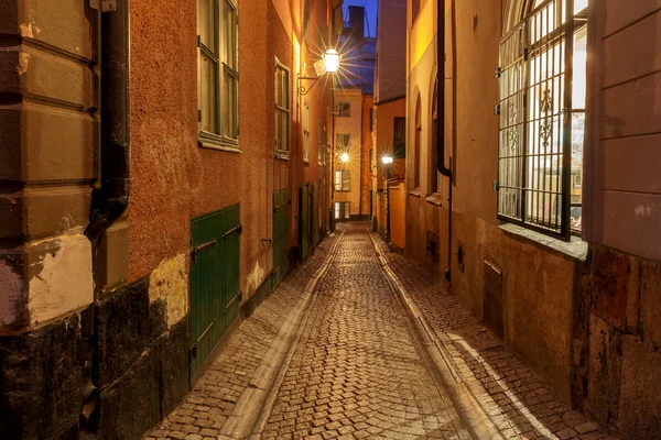 Stockholm. Stará ulice v noci. — Stock fotografie