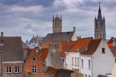 Gent. Çatılar ve eski şehrin kuleleri.