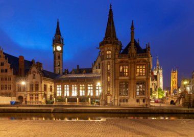 Gent. Gün batımında şehir set.