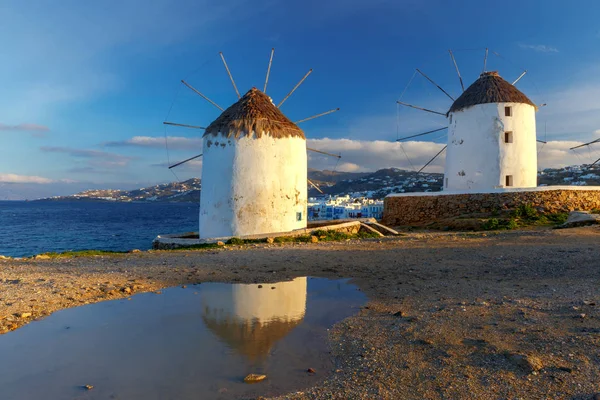 Mykonos. Um velho moinho de vento tradicional . — Fotografia de Stock
