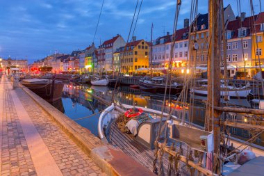 Çok renkli cephe eski ortaçağ evleri ve Nyhavn kanal boyunca gemi. Danimarka. Copenhagen.