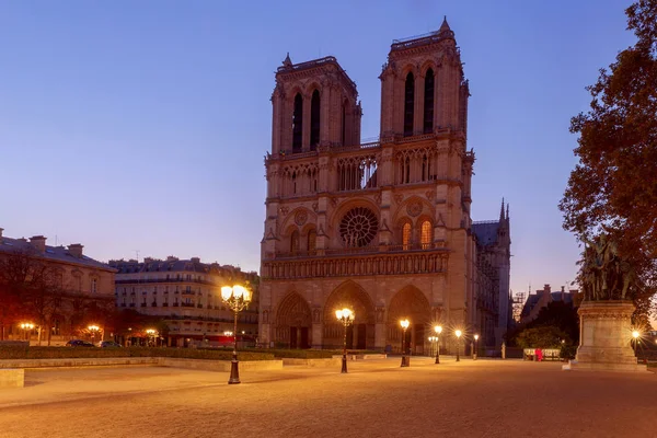 París. El edificio de la Catedral de Notre Dame . —  Fotos de Stock