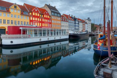 Kopenhag. Şafakta Nyhavn kanal..
