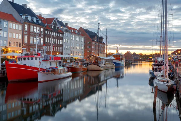 Kodaň. Kanál Nyhavn je za úsvitu. — Stock fotografie