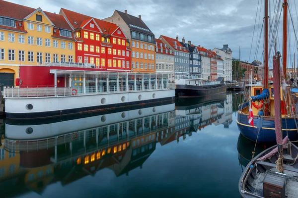 Kodaň. Kanál Nyhavn je za úsvitu. — Stock fotografie