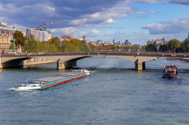 Paris. Seine boyunca şehir set.