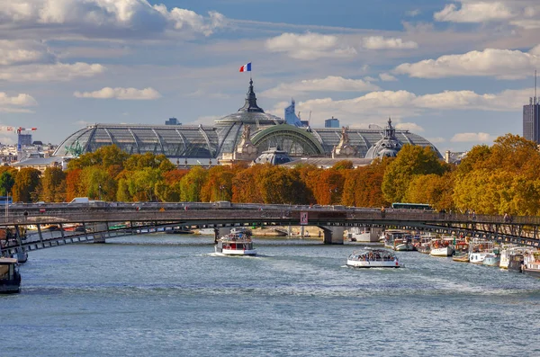 Paris. Stadtdamm entlang der Seine. — Stockfoto