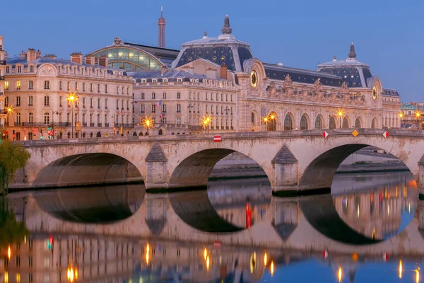 París. Terraplén a lo largo del Sena . — Foto de Stock