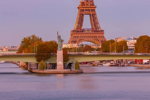 Paris. Ilha dos Cisnes . — Fotografia de Stock