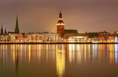 Riga. Görünümü Daugava've Noel şehir set.